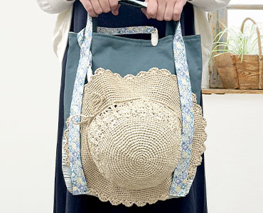 帽子がかけられるバッグ