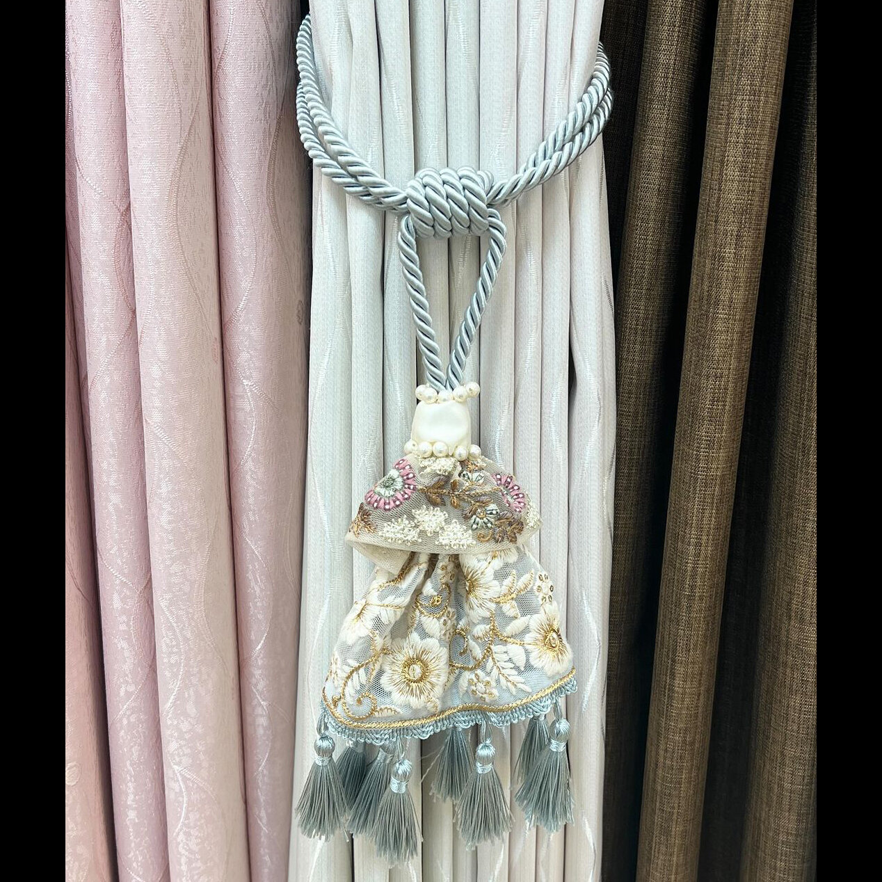 インド刺繍リボンのカーテンタッセル